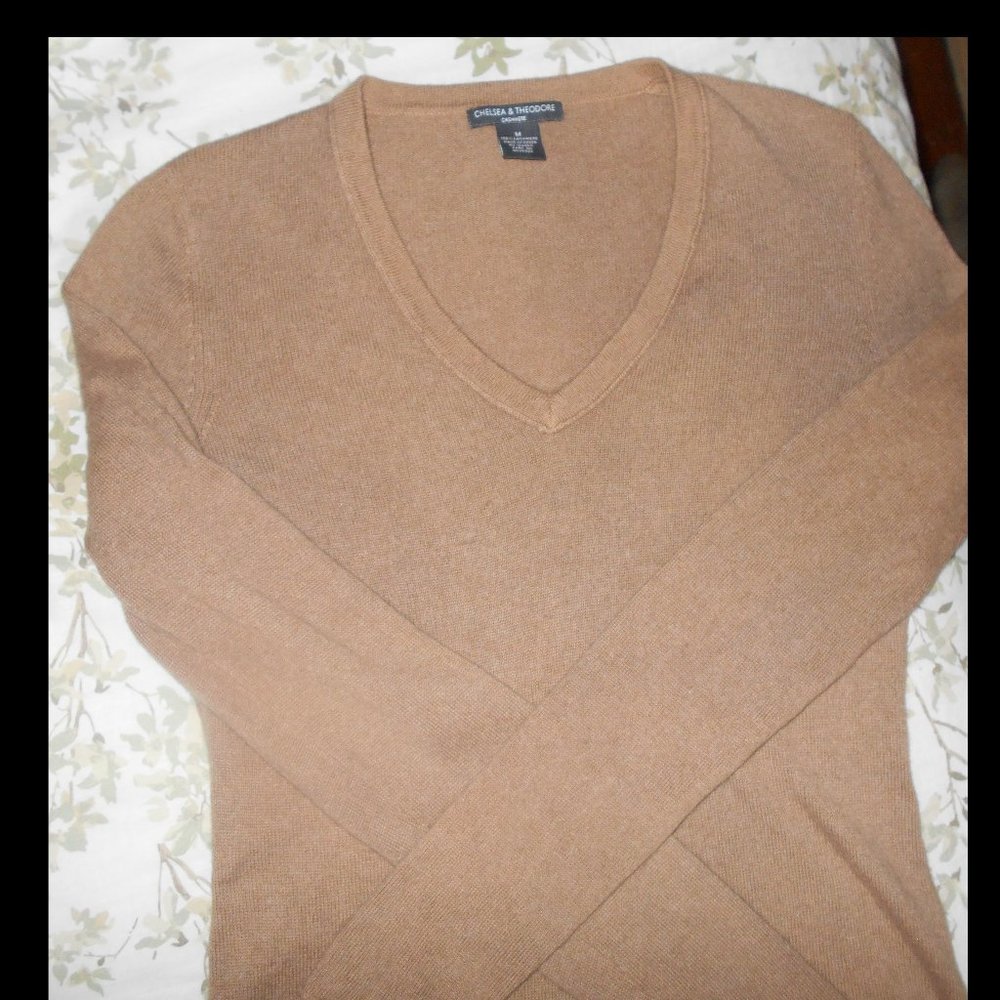 Chelsea & Theodore cashmere V-Neck Sweater